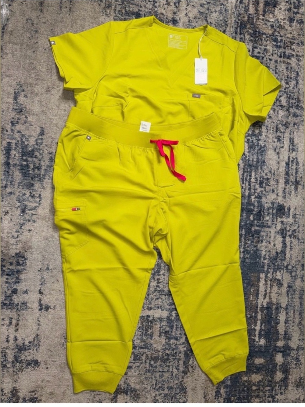 FIGS Women's Set Drawstring Jogger Scrub and Catarina one pocket top - Picture 2 of 2